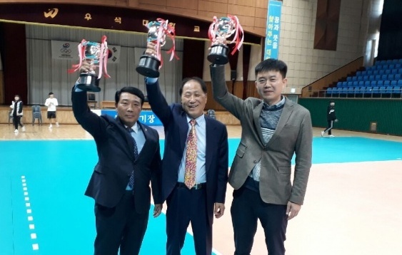 ▲ 17일 끝난 제99회 전국체전 배구에서 2년 만에 패권을 되찾은 경기도의 박용규 배구협회장(가운데)이 시상식 뒤 우승트로피를 높이 치켜들고 있다.경기도배구협회 제공