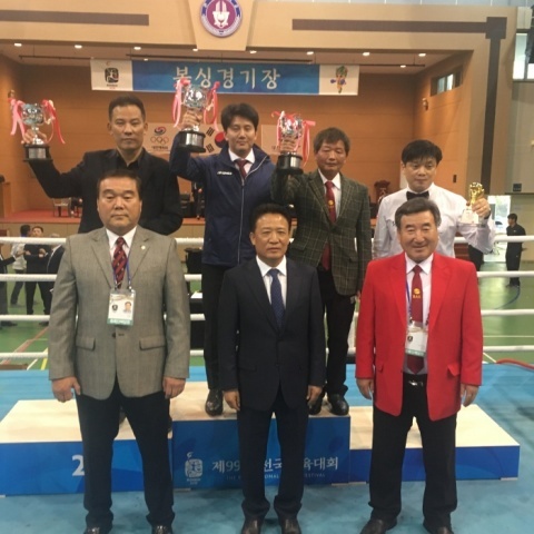 ▲ 제99회 전국체전 복싱에서 5년만에 감격의 우승을 차지한 경기도의 윤정무 복싱협회장(뒷줄 왼쪽 두번째)이 시상식 후 기념촬영을 하고 있다.경기도복싱협회 제공