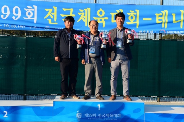 ▲ 제99회 전국체육대회 테니스에서 종합우승을 차지한 경기도 선수단의 정용택 총감독(가운데)이 시상식 후 기념촬영을 하고 있다.경기도테니스협회 제공