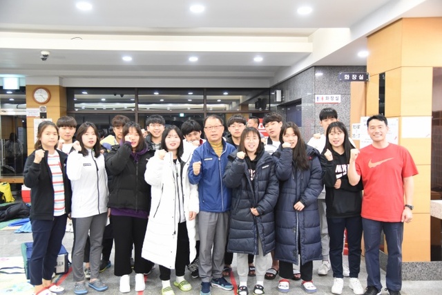 ▲ 경기체고가 제99회 전국체육대회에서 개교 23년 만에 역대 최다인 32개의 금메달을 획득해 경기도의 종합우승 17연패 달성에 기여했다. 사진은 경기체고 핀수영 선수들이 신동원 학교장과 함께 필승을 다짐하며 화이팅을 외치고 있는 모습.경기체고 제공