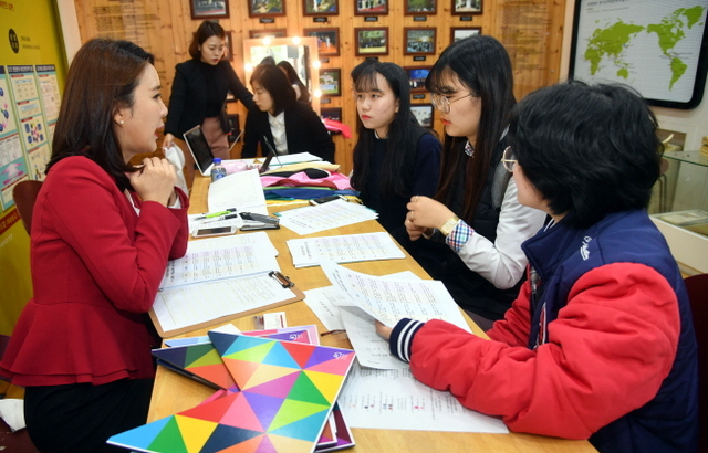 ▲ 꿈드림 2018 여성ITㆍ사무직 취업박람회가 18일 용인시 기흥구 마북동 경기도일자리재단 여성능력개발본부 에서 열려 자신에게 맞는 일자리를 찾으려는 구직자들이 이미지메이킹 상담부스에서 퍼스널컬러 진단을 받고 있다.전형민기자