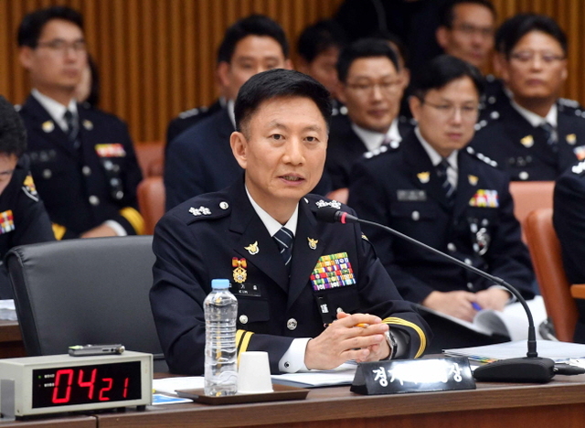 ▲ 19일 오후 수원 경기남부지방경찰청에서 열린 국회 행정안전위원회의 경기남부ㆍ경기북부지방경찰청에 대한 국정감사에서 김기출 경기북부청장이 의원들의 질의에 답하고 있다. 김시범기자
