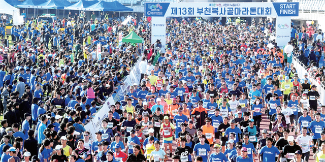 21일 부천종합운동장에서 열린 ‘제13회 부천복사골마라톤대회’에서 하프, 10km, 5km코스에 참가한 마라토너들이 힘차게 출발하고 있다. 전형민기자