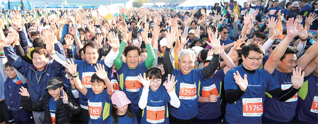 ▲ ‘제15회 오산독산성 전국하프마라톤대회’가 열린 21일 오산종합운동장에서 곽상욱 오산시장, 장인수 오산시의회 의장, 신항철 경기일보 대표이사 사장, 안민석 국회의원 등 내빈들과 참가자들이 함께 완주를 다짐하며 기념촬영을 하고 있다. 김시범·조태형기자
