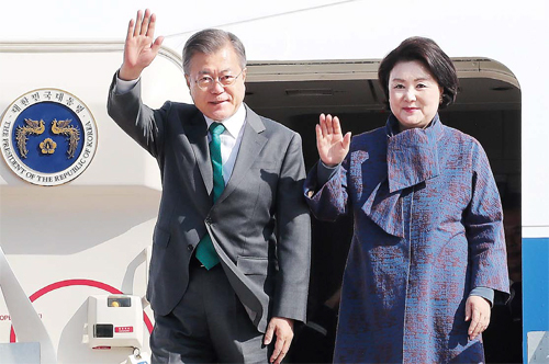 ▲ 서울공항 도착 문재인 대통령과 김정숙 여사가 21일 아셈(ASEM•아시아유럽정상회의) 참석 등 7박 9일 일정의 유럽순방을 마친 뒤 성남 서울공항에 도착해 손을 흔들고 있다. 연합뉴스