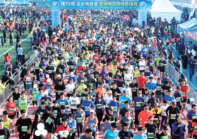 ▲ 청명한 가을하늘 아래 마라톤 동호인과 가족, 자원봉사자, 외국인, 장애인까지 1만여 명이 함께한 어울림 축제 제15회 오산독산성 전국하프마라톤 대회가 21일 오전 오산시 일원에서 펼쳐졌다. 오산시와 경기일보가 공동 주최하고 오산시체육회 주관, 경기도체육회, 경기도시공사, NH 농협은행 오산시지부, 오산농협, 수원축협, 오산상공회의소 등이 후원한 이번 대회는 다채로운 볼거리와 놀거리, 먹을거리, 푸짐한 경품, 화려한 부대행사로 즐거움을 더했다. 김시범기자