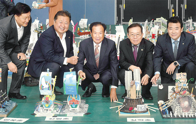 행사에 참석한 박정 국회의원(사진 맨 오른 쪽), 신선철 경기일보 회장(가운데), 정헌모 한국학교발명협회장 등 내빈이 출품작을 둘러보고 있다. 