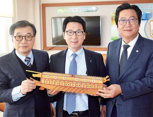 최종환 파주시장(가운데), 손배찬 파주시의회 의장(오른쪽), 채연석 과학기술연합대학원 대학교(UST) 교수가 거북선 모형을 들고 기념촬영을 하고 있다.