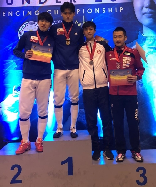 ▲ 21일 필리핀 마닐라에서 막을 내린 2018 23세 이하(U-23) 아시아펜싱선수권대회 남자 사브르 개인전에서 우승한 한국의 김기원과 은메달을 획득한 김세훈이 시상식 후 기념촬영을 하고 있다.대한펜싱협회 제공