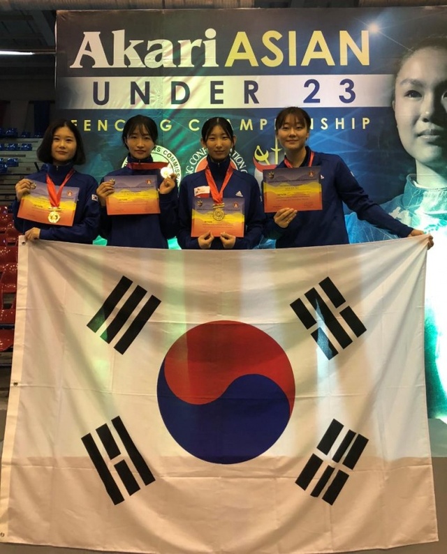 ▲ 21일 필리핀 마닐라에서 열린 2018 23세 이하(U-23) 아시아펜싱선수권대회 여자 에페 단체전에서 우승한 한국 대표팀의 김채린, 민지원, 공주은, 소미란이 시상식 후 태극기를 펼쳐들고 기념촬영을 하고 있다.대한펜싱협회 제공