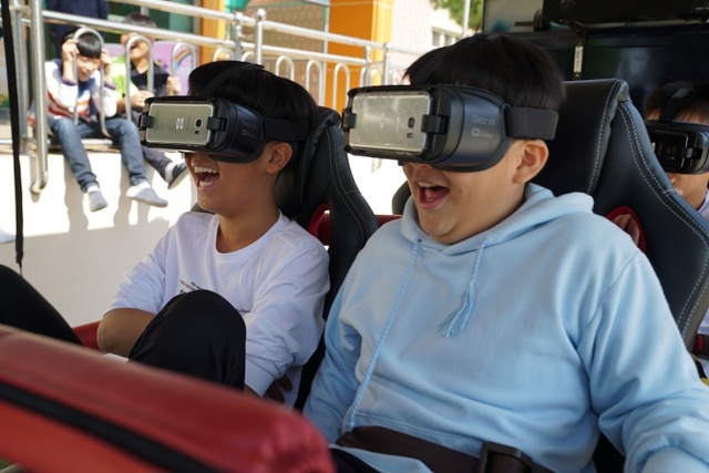 ▲ ‘찾아가는 가상현실 체험투어’를 직접 체험하고 있는 안성 보체초등학교 학생들(사진_경기대 제공)