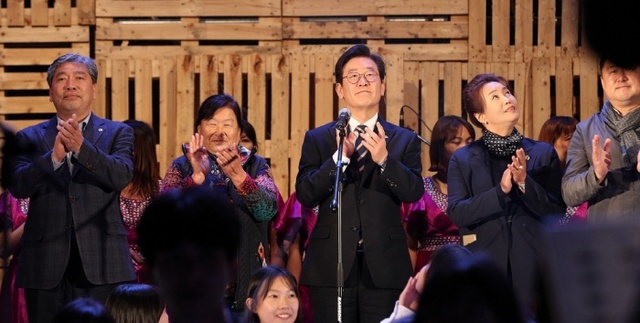 ▲ 이재명 경기도지사가 20일 고려인예술단과 아리랑 반주에 맞춰 박수 치고 있다