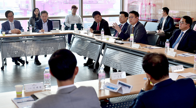 ▲ 박남춘 인천시장이 22일 신항 선광홍보관에서 열린 '인천항 항만업계 간담회'에서 인천항 현안사항에 대해 논의하고 있다. 인천시청 제공