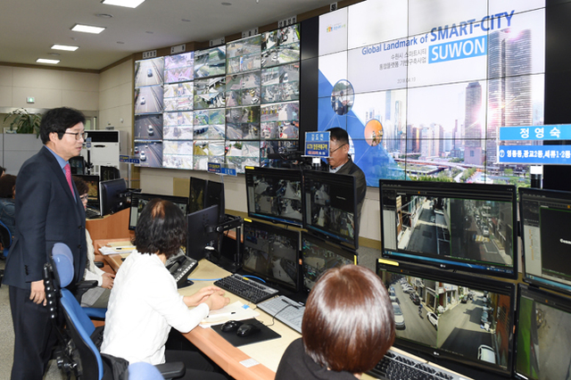 지난 4월 ‘스마트시티 CCTV 통합플랫폼’을 시찰하는 염태영 시장.