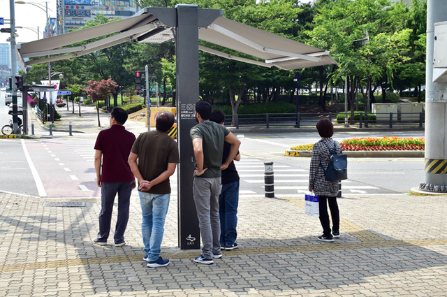 수원시 곳곳 횡단보도에 설치된 스마트 그늘막.