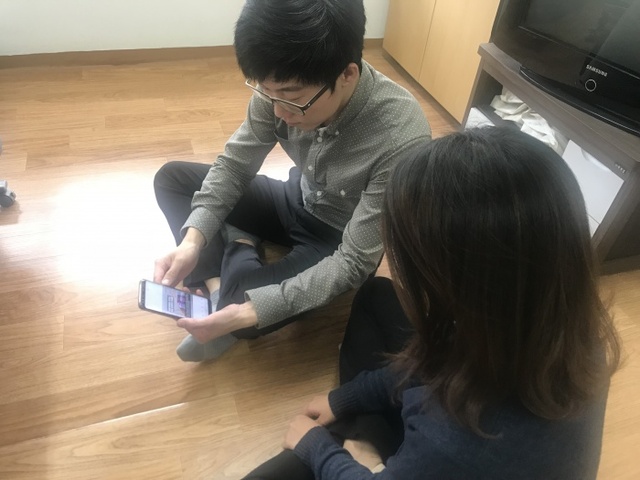 ▲ 화성서부경찰서 신변보호관이 탈북민에게 카드뉴스를 활용해 보이스피싱 예방법을 설명하고 있다.화성서부경찰서 제공