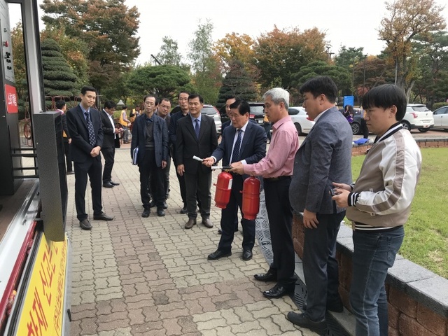 ▲ 곽상욱 시장이 사물인터넷을 활용한 소화기 사용방법을 체험하고 있다.