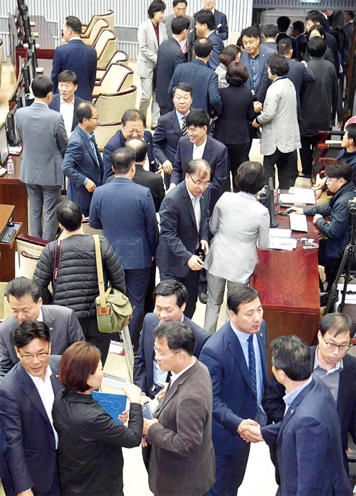 ▲ 23일 경기도의회 제331회 임시회 2차 본회의가 폐회된 후 의원들이 본회의장을 나서며 인사를 나누고 있다. 이날 경기도의회는 경기도 집행부에서 제출한 경기도 청년배당 지급 수정 조례안 등 57건의 조례안을 의결하고 폐회했다. 전형민기자