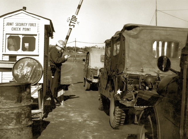 ▲ NNSC 전시 -중립국감독위원회 캠프의 북쪽에 설치된 첫번째 DMZ 검문소, 1953, 스웨덴군사기록보존소