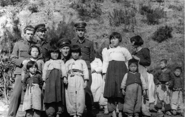 ▲ NNSC전시관 - 한국 어린이들과 함께있는 중립국감독위원회 폴란드 군인들, 1954-55, 폴란드 해외미션 재향군인 센터
