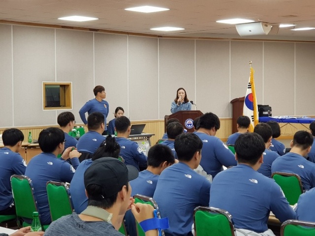 ▲ 24일 수원시체육회관 대회의실에서 열린 ‘2018 체육꿈나무 육성 지원사업’ 강습회에 참가한 역도 꿈나무 선수들에게 김미애 경기도역도연맹 사무국장이 인사말을 하고 있다.경기도역도연맹 제공