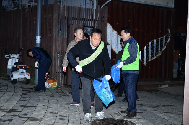 ▲ 24일 새벽6시30분, 경기도생활체육대축전을 몇일 앞두고 군민 대청소에 참가한 정동균 양평군수