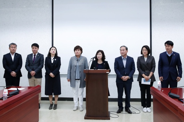 ▲ 화성시의회 민주당 의원들, 사립유치원 비리 규탄…정상화 위한 특별지도 요구
