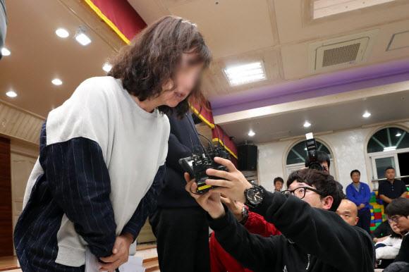 ▲ 교비를 숙박업소, 성인용품점에서 쓰거나 아파트 관리비와 노래방비용 등으로 내는 등 약 7억원을 부당하게 사용한 것으로 조사된 동탄 환희유치원의 전 원장 A씨가 17일 오후 경기도 화성시 동탄 환희유치원 강당에서 학부모들에게 고개 숙여 사과하고 있다. A씨는 지난해 7월 교육청으로부터 파면 조치를 받았지만 이후 총괄부장으로 지내며 원장을 공석으로 두고 사실살 유치원을 운영해온 것으로 밝혀졌다. 연합뉴스