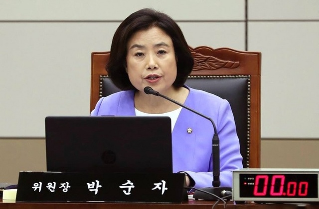 ▲ 자유한국당 박순자 국토교통위원장(안산 단원을)이 지난 24일 진행된 국토위의 한국철도공사 등에 대한 국정감사에서 발언하고 있는 모습. 사진=의원실 제공
