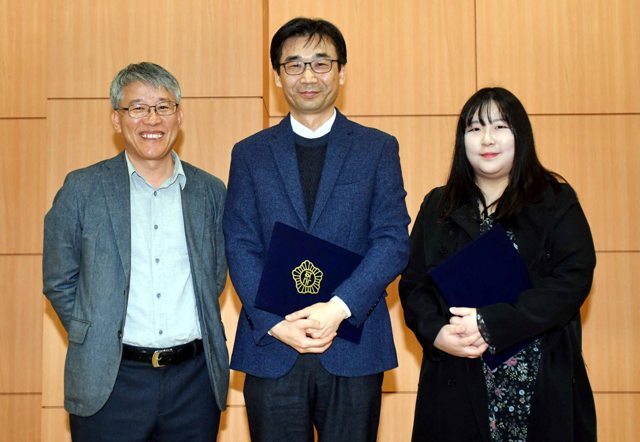 ▲ 27일 수원 경기대학교에서 열린 '제5회 전국 초ㆍ중ㆍ고등학생 ‘孝’실천 토론대회' 최우수 교사상 수상자. 이번 토론회는 수원시, 경기일보가 주최하고 (사)경기문화관광연구사업단, 단국대학교 한문교육연구소가 주관했다. 김시범기자