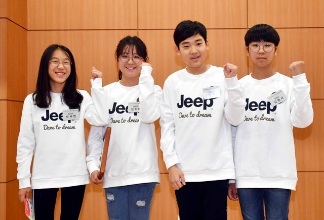 ▲ 27일 수원 경기대학교에서 열린 '제5회 전국 초ㆍ중ㆍ고등학생 ‘孝’실천 토론대회' 초등부 대상팀. 이번 토론회는 수원시, 경기일보가 주최하고 (사)경기문화관광연구사업단, 단국대학교 한문교육연구소가 주관했다. 김시범기자