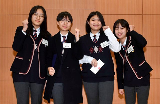 ▲ 27일 수원 경기대학교에서 열린 '제5회 전국 초ㆍ중ㆍ고등학생 ‘孝’실천 토론대회' 중등부 대상팀. 이번 토론회는 수원시, 경기일보가 주최하고 (사)경기문화관광연구사업단, 단국대학교 한문교육연구소가 주관했다. 김시범기자