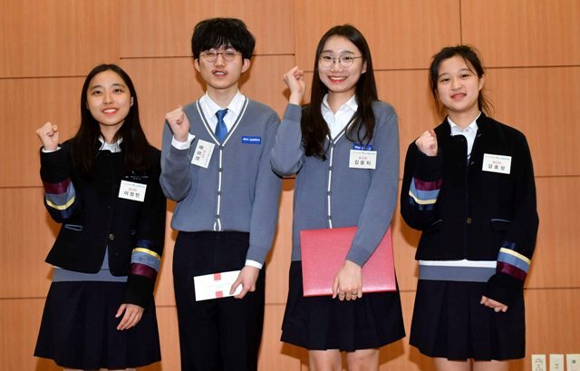 ▲ 27일 수원 경기대학교에서 열린 '제5회 전국 초ㆍ중ㆍ고등학생 ‘孝’실천 토론대회' 고등부 대상팀. 이번 토론회는 수원시, 경기일보가 주최하고 (사)경기문화관광연구사업단, 단국대학교 한문교육연구소가 주관했다. 김시범기자