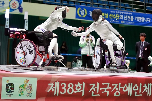 ▲ 28일 전북 김제실내체육관에서 벌어진 펜싱 여자 플러레 개인전 준결승에서 경기도 대표인 김선미(오른쪽)가 권효경(충남)을 상대로 공격을 성공시키고 있다.경기도장애인체육회 제공