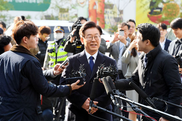 ▲ 이재명 경기도지사가 29일 성남 분당경찰서에서 조사를 받기위해 출석하던 중 취재진의 질문에 답변하고 있다. 조태형기자