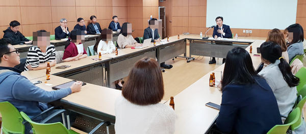 ▲ 동탄유치원비상대책위원회와 서철모 시장은 28일 오후 3시 화성 동탄복합문화센터 소회의실에서 간담회를 가졌다.