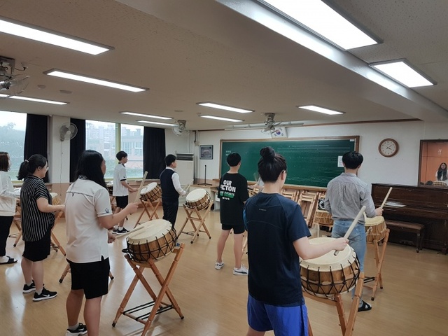 송원중학교 기타반, 현대무용, 난타반 동아리 활동 모습.