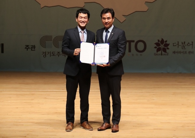 ▲ 공정무역도시 인증서를 전달받고 있는 서철모 화성시장(오른쪽)