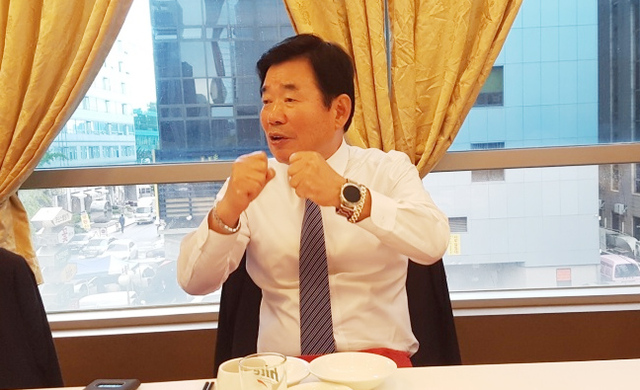 ▲ 더불어민주당 김진표 의원(수원무)이 29일 오후 여의도 모처에서 오찬 겸 기자간담회를 열고 발언하고 있는 모습. 사진=의원실 제공