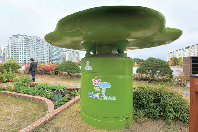 ▲ 수원시청 옥상에 설치된 빗물저장소 지난 수 년 동안 수도권지역에 가뭄 피해가 잇따른 가운데 빗물을 재사용해 가뭄을 해결하는 방안이 요구되고 있다. 사진은 수원시청 옥상에 설치된 빗물을 저장해 재사용 할 수 있는 빗물저장소. 김시범기자