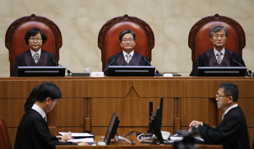 ▲ 김명수 대법원장(가운데)이 30일 오후 서울 서초구 대법원 대법정에서 일제 강제징용 피해자들이 일본 기업을 상대로 낸 손해배상청구 소송 재상고심 판결 선고를 위한 대법원 전원합의체에 참석해 있다. 연합뉴스