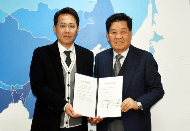 ▲ 30일 '2018년도 경기일보 임금협약 체결식'이 열린 본보 소회의실에서 신항철 경기일보 대표이사 사장(오른쪽)과 김규태 전국언론노조 경기일보지부장이 임금협상 합의서를 들고 기념촬영을 하고 있다. 김시범기자