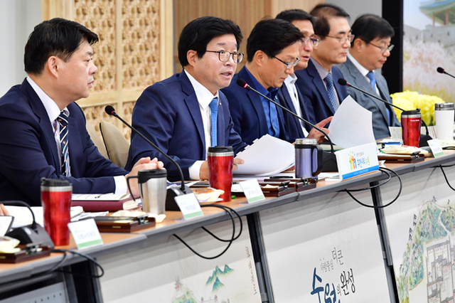11월 확대간부회의에 참석자들이 텀블러(통컵)를 사용하고 있다. 