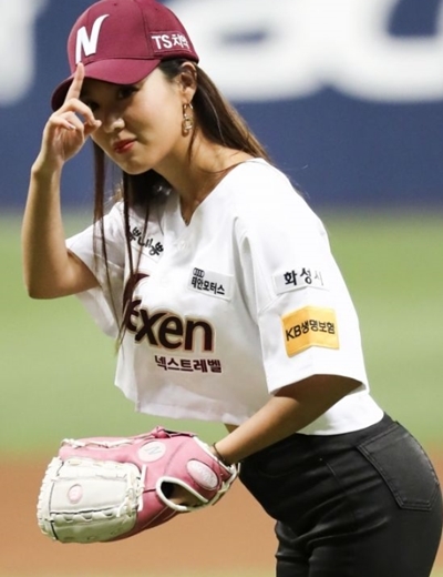 ▲ 23일 오후 서울 고척스카이돔에서 열린 2018 KBO 포스트시즌 한화 대 넥센 경기. 배우 김희정이 시구를 하고 있다. 연합뉴스