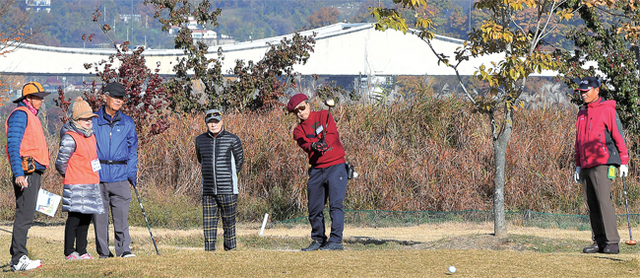 31일 양평군 강상 체육공원 파크골프장에서 개막된 ‘제2회 물맑은 양평 전국 파크골프대회’에서 한 참가자가 힘차게 티샷을 하고 있다. 이번 대회는 54홀 샷건 스트로크 방식으로 이틀간 치러진다. 조태형기자