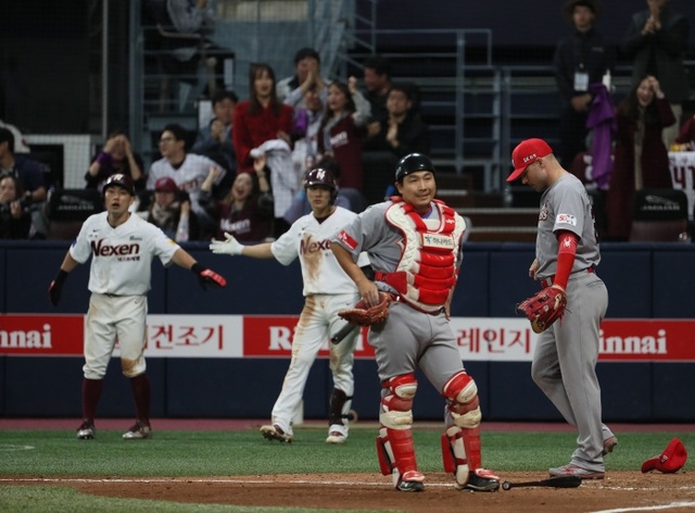 ▲ 31일 서울 고척스카이돔에서 열린 2018 프로야구 포스트시즌 플레이오프 4차전 SK 와이번스와 넥센 히어로즈의 경기. 6회말 1사 1,3루 상황에서 넥센 임병욱의 번트 때 런다운에 걸린 3루주자 서건창이 수비 실책으로 홈으로 들어와 SK 포수 나도환과 로맥이 허탈해하고 있다.연합뉴스