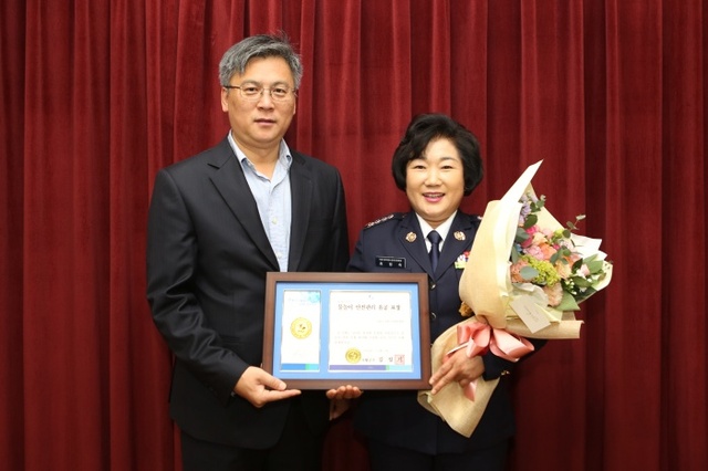 ▲ 물놀이안전관리유공자로 선정된 의용소방대연합회 최정숙 여성연합회장에게 표창장을 수여