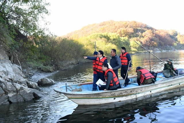 ▲ 최종환시장과 파주시문화원 부설 향토문화연구소회원들이 지난31일 임진강적벽 조사를 벌이고 있다.