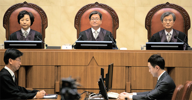 ▲ 1일 오전 서초구 대법원에서 양심적 병역거부자의 병역법 위법 관련 선고를 위한 대법원 전원합의체가 열리고 있다. 이날 대법원 전원합의체는 종교적 신념에 따른 병역거부를 ‘정당한 사유’ 로 인정해 양심적 병역거부자에 ‘무죄’ 판결을 내렸다. 연합뉴스