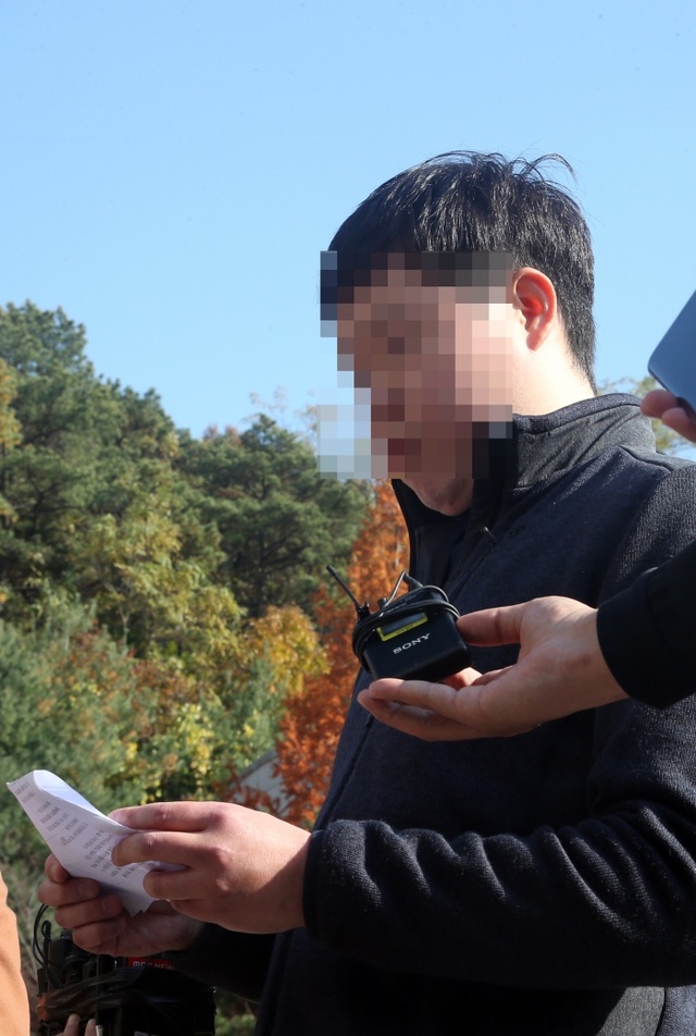 ▲ 양진호 한국미래기술 회장으로부터 폭행당한 피해자인 웹하드 업체 '위디스크' 전직 직원 강모씨가 3일 피해자 신분 조사를 받기 위해 경기남부지방경찰청에 출석해 심경을 밝히고 있다_연합뉴스